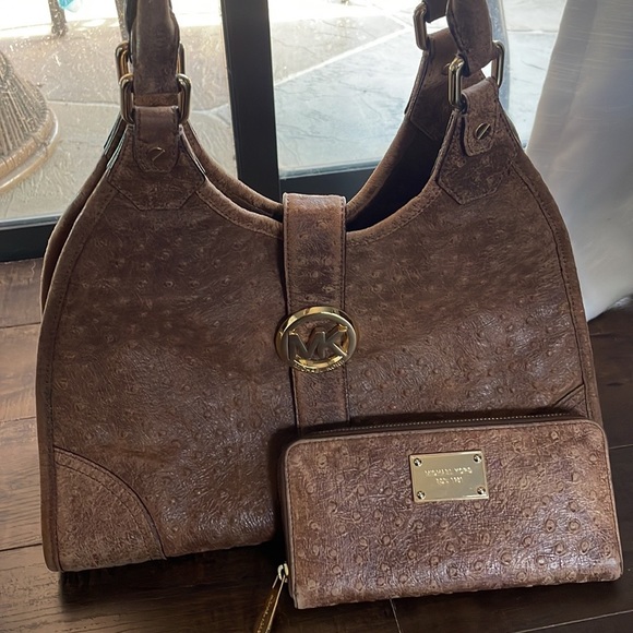 Beautiful ostrich print Michael Kors purse with matching wallet 🤎 - Picture 1 of 8